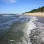 Letniskowe Gnieznienska Деревянный коттедж *