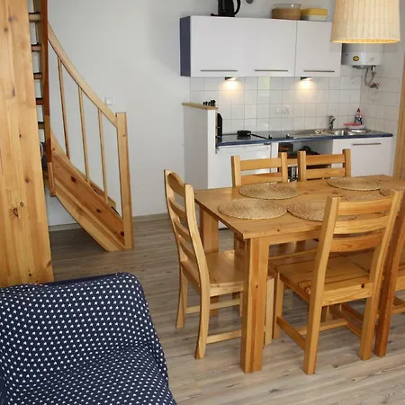 Letniskowe Gnieznienska Деревянный коттедж